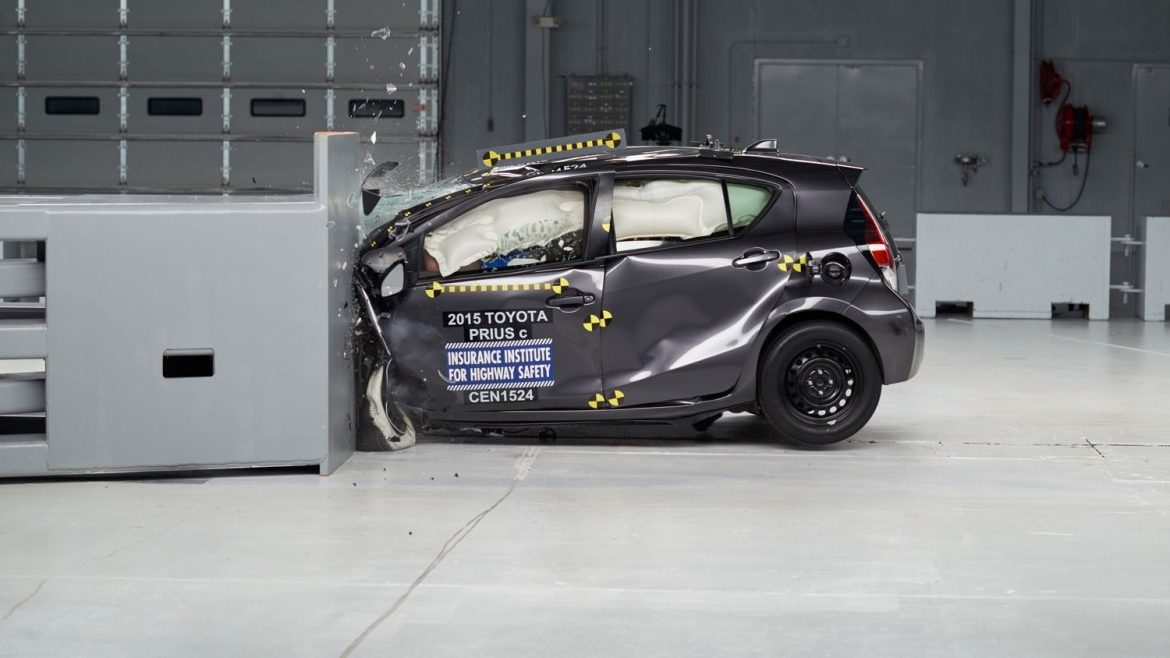 2015-toyota-prius-c-iihs-small-overlap-front-crash-test_100521596