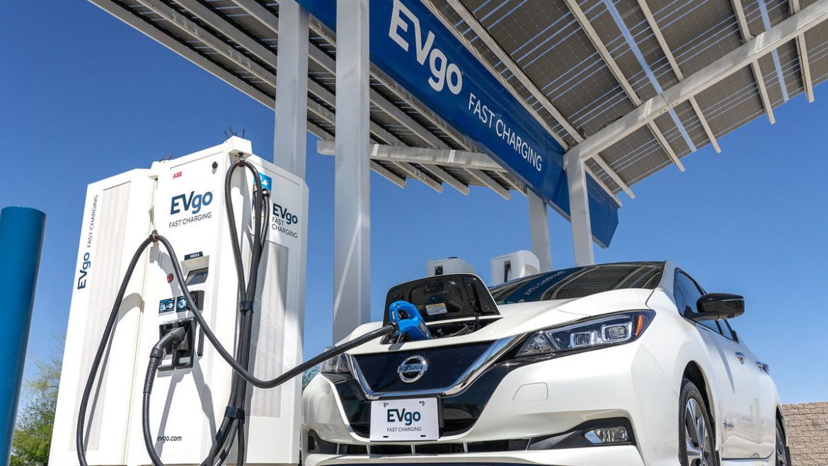 nissan-leaf-charging-at-evgo-fast-charger-in-baker-california_100710912
