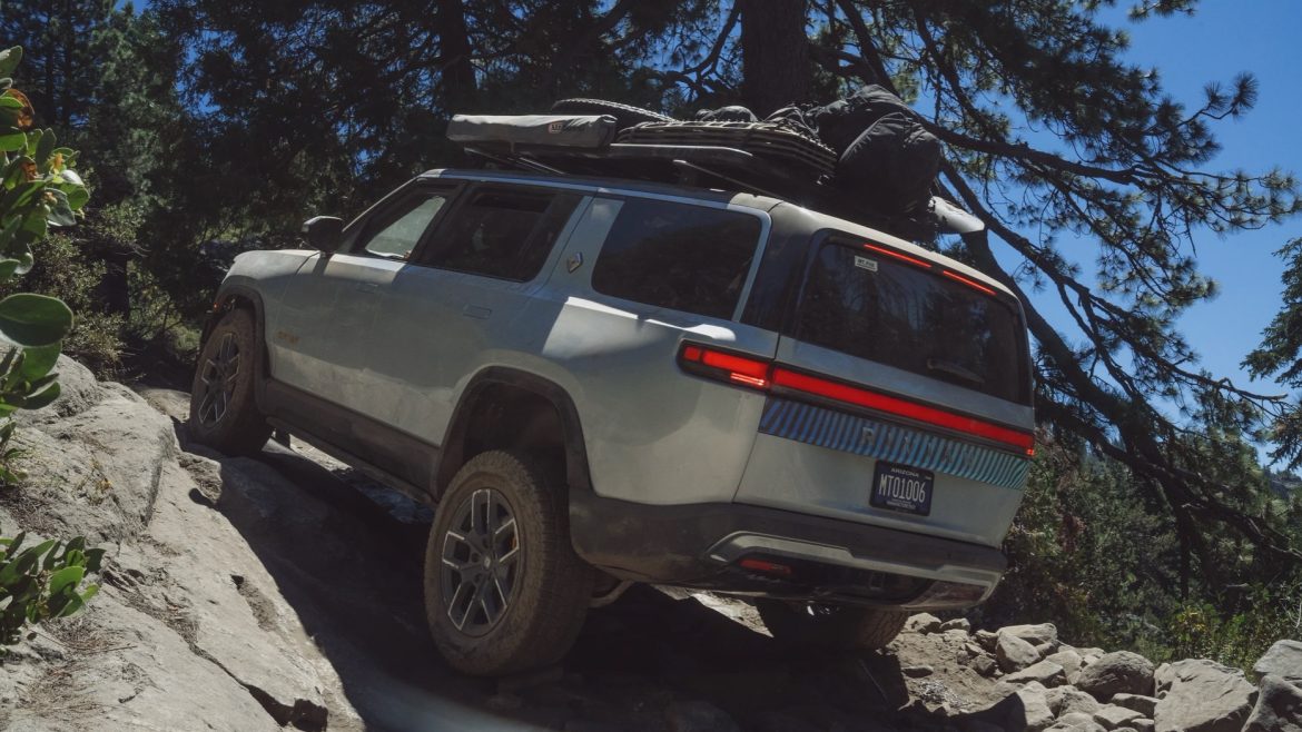rivian-r1s-tackles-the-rubicon-trail_100894476